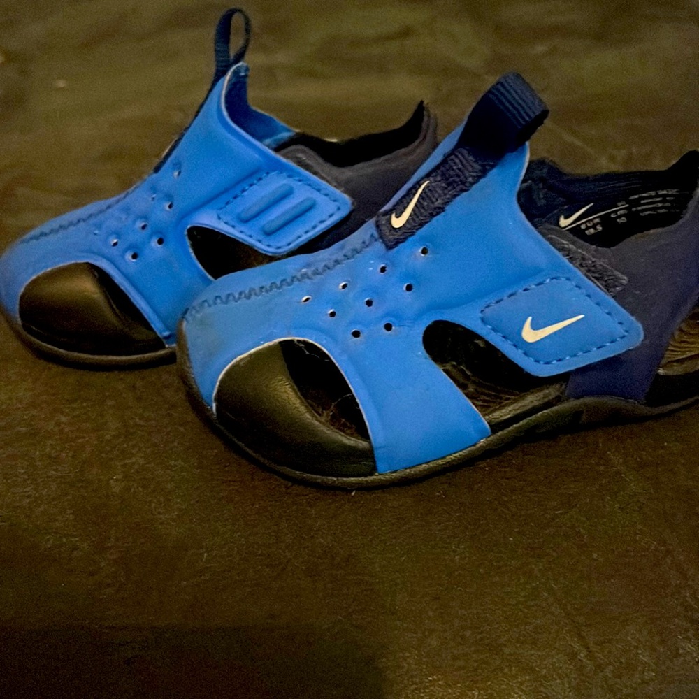 Nike sz 4